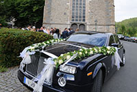 Ob Brautauto oder Hochzeitskutsche, wir haben den passenden Blumenschmuck zur Hochzeit.